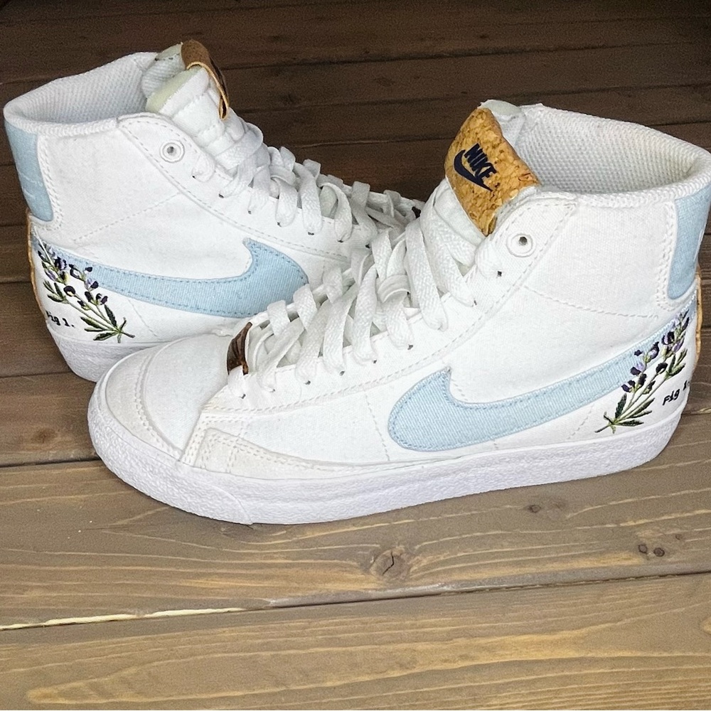 Nike Blazer Mid ‘77 Indigo Flowers Womens Size 7 White Blue Cork